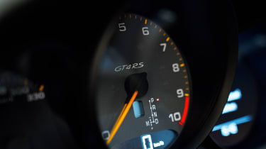 Porsche Cayman GT4 RS – dark dials