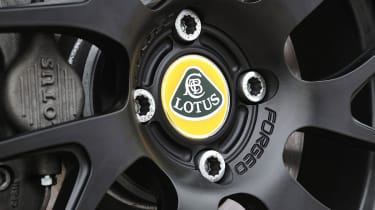 Porsche Boxster vs Lotus Elise S