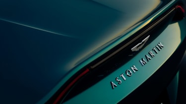 Aston Martin V12 Vantage Roadster – badge