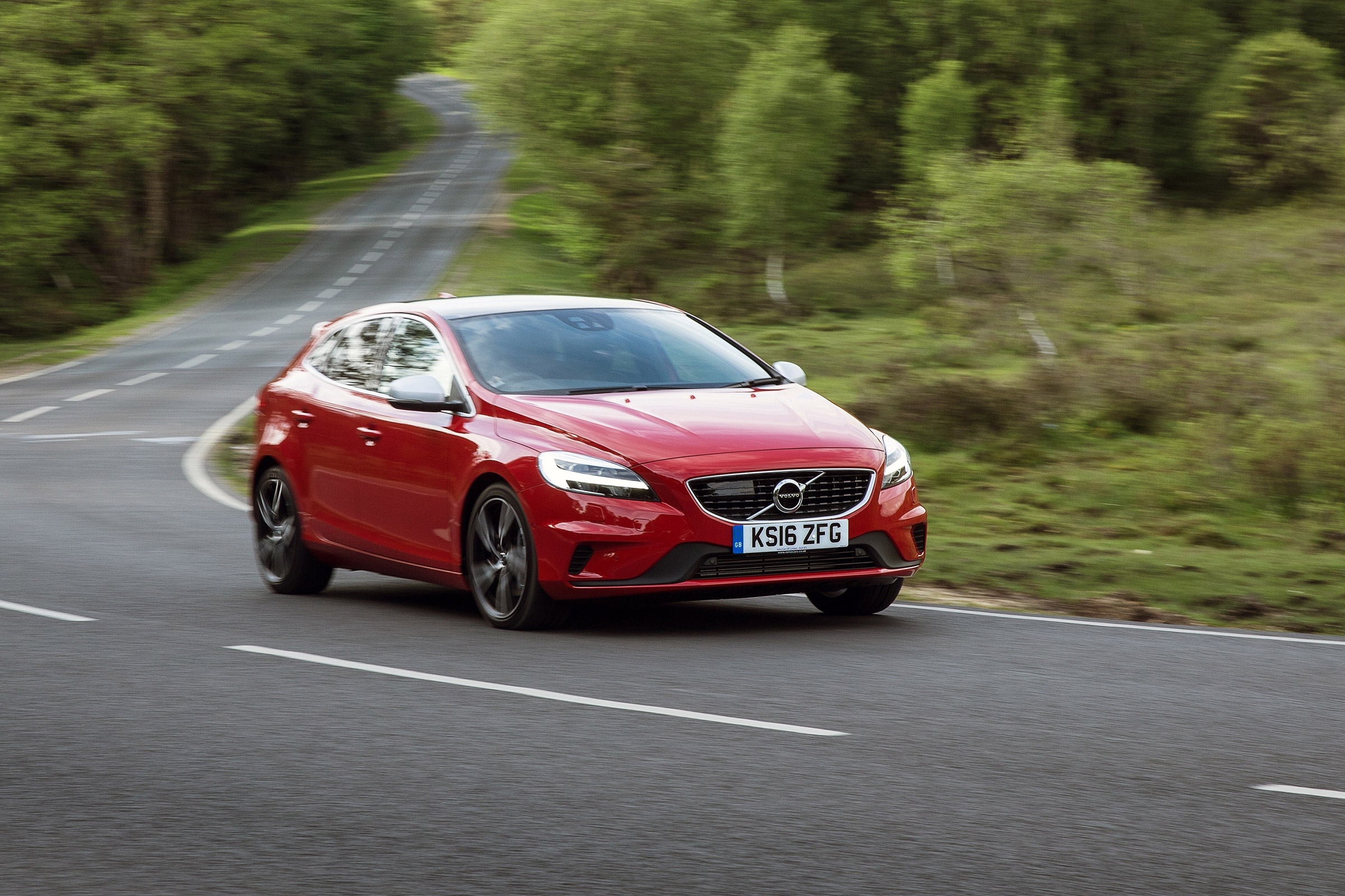 Volvo V40 review - prices, specs and 060 time | evo