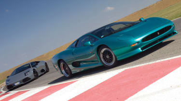 Murcielago LP640 v Jag XJ220
