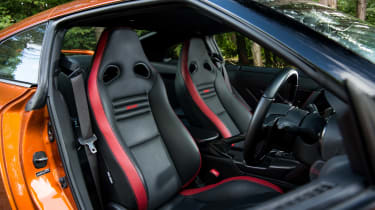 Nissan GT-R MY17 – seats