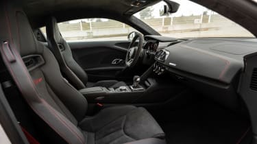 Audi R8 V10 RWD GT – seats