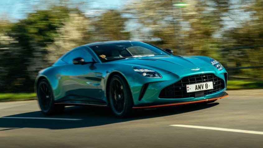 新型アストンマーティン ヴァンテージ S 試乗レビュー：マクラーレン アルトゥーラに対抗する、スーツを着たスーパーカー