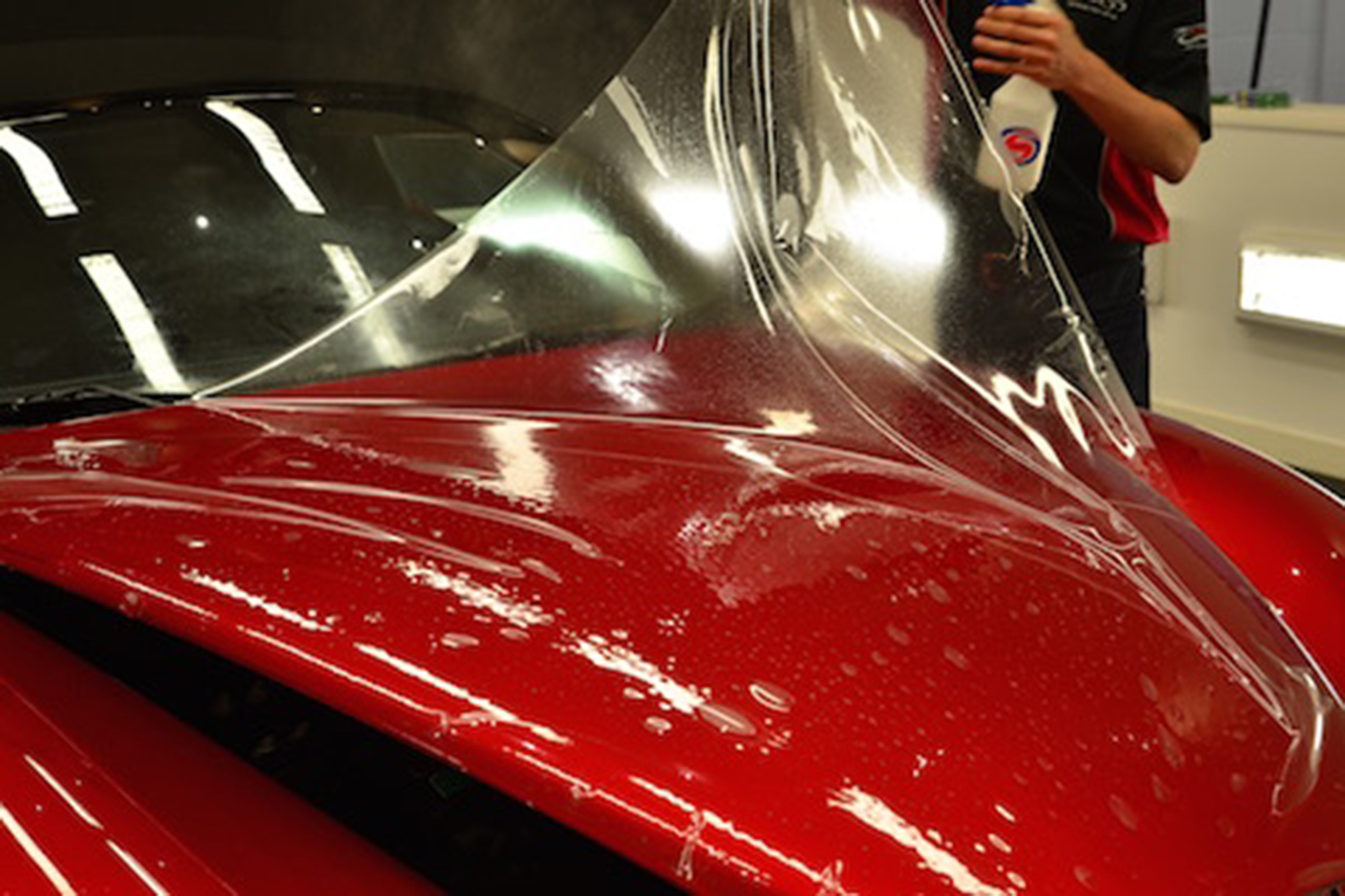 Покрыть автомобиль пленкой. Лакокрасочное покрытие автомобиля. Защитное покрытие для авто. Защитная плёнка на автомобиль. Защита лакокрасочного покрытия авто.