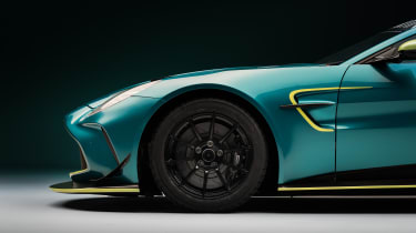 Aston Martin Vantage GT4 – front wheel