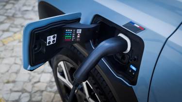Renault 4 charging