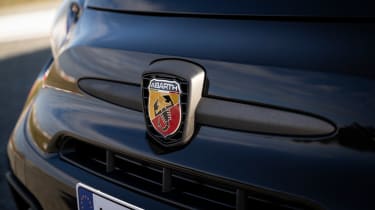 Abarth 695 75 Anniversario edition – badge