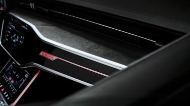 Audi RS6 Performance – studio screen