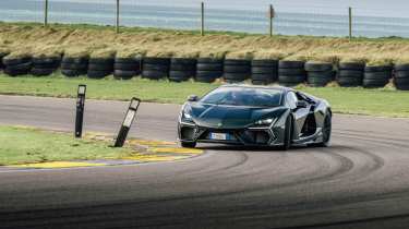Lamborghini Revuelto front