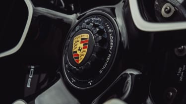 Porsche 911 Turbo S vs A45 S – wheel nut