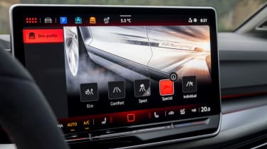 Volkswagen Golf GTI Edition 50 – screen