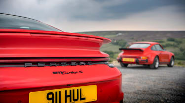 911 Turbos feature – badges