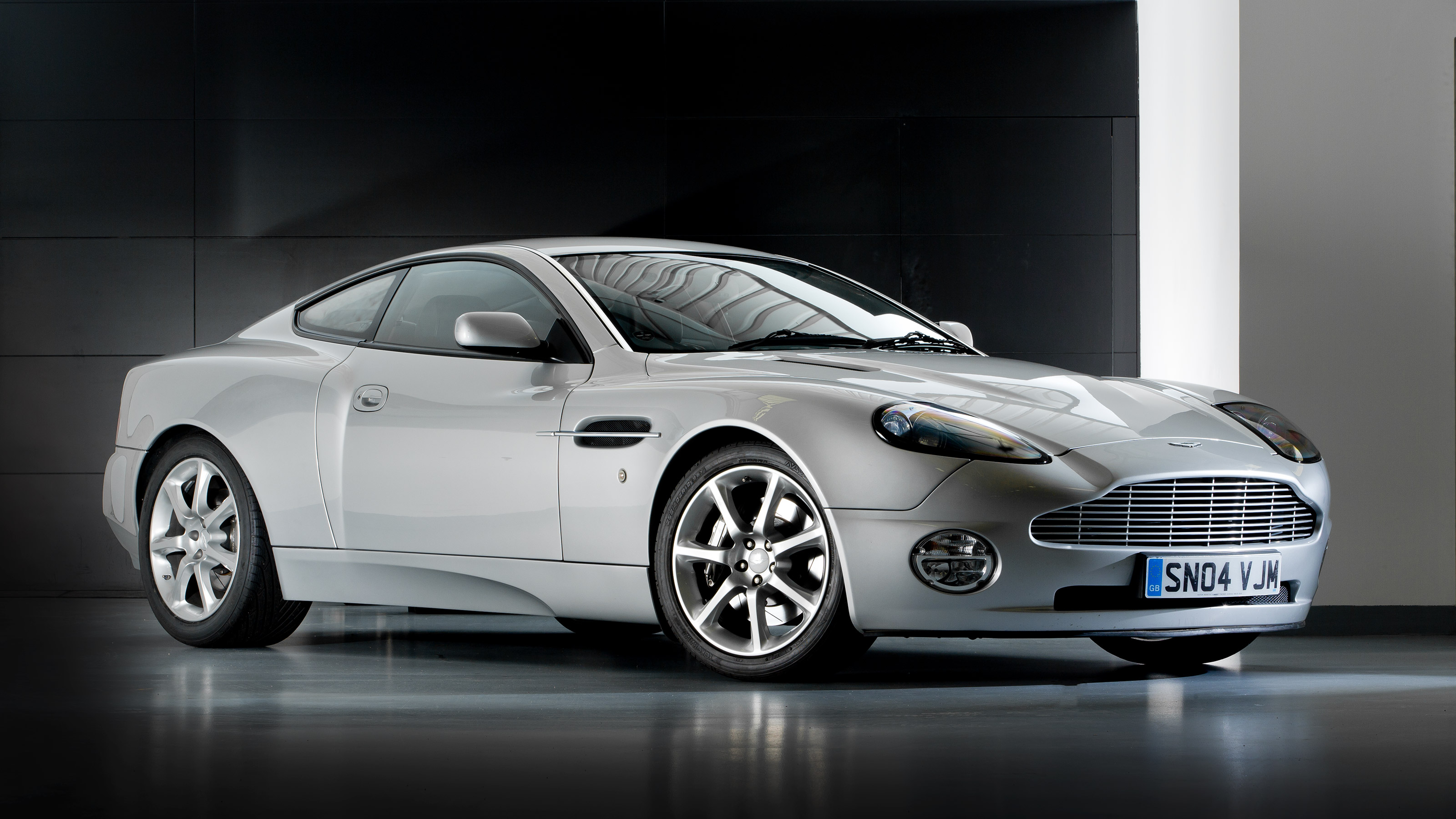 Aston Martin V12 Vanquish miniature