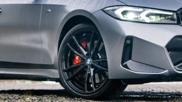 BMW M340i xDrive Touring - front wheel