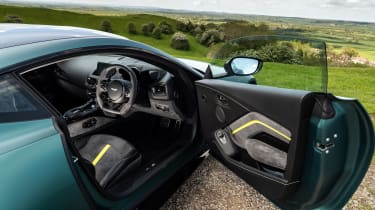 Aston Martin Vantage – FF cabin