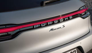 Porsche Macan S driven - Crayon badge