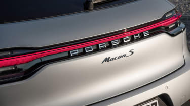 Porsche Macan S driven - Crayon badge