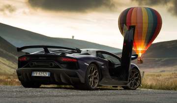 Lamborghini Aventador with a hot air balloon