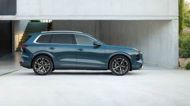 Audi Q7 side