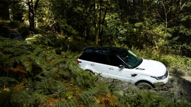 Range Rover Sport Plug-In - on road 