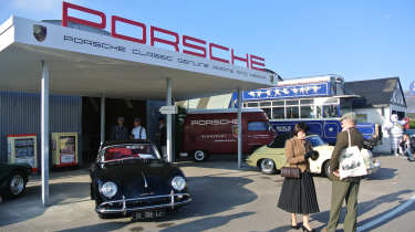 Classic Porsche workshop by Daniel Bevis (@denialvibes)