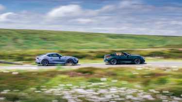 BMW Z4 M40i Handschalter v Toyota Supra – side