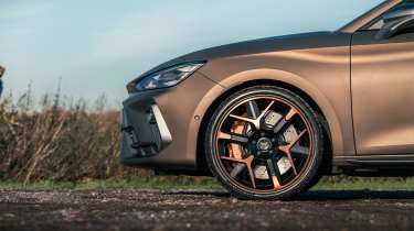 Volkswagen Golf GTI Clubsport v Cupra Leon 300 