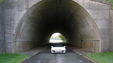Audi R8 Spyder in tunnel