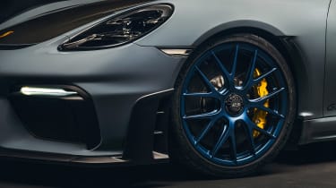 Porsche Cayman GT4 RS – dark front wheel