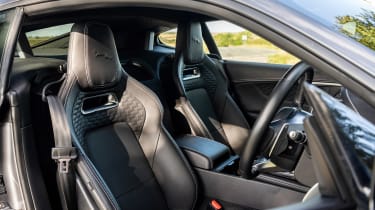 Jaguar F-Type P450 AWD – seats