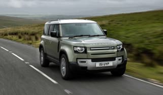 Land Rover Defender PHEV – front tracking 