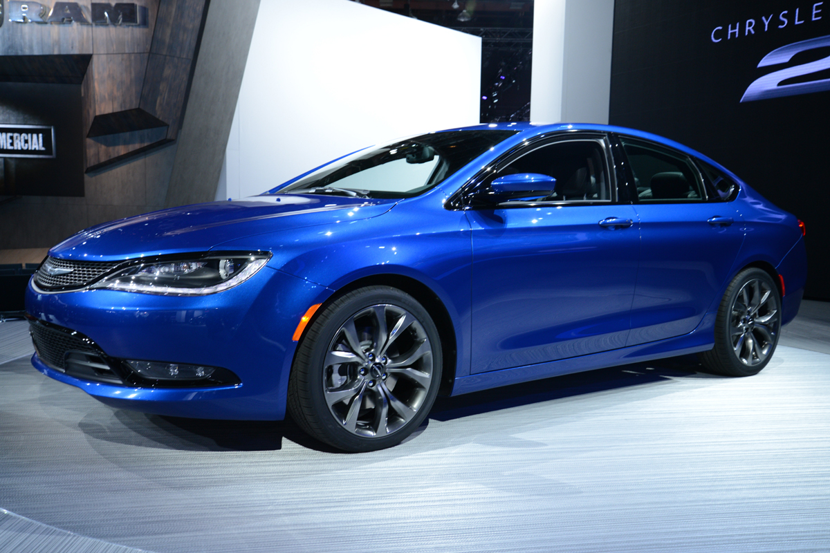 Chrysler 200C launched at Detroit pictures, details and specs evo