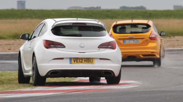 12 Ford Focus St Vs Vauxhall Astra Vxr Track Battle Video Pictures Evo