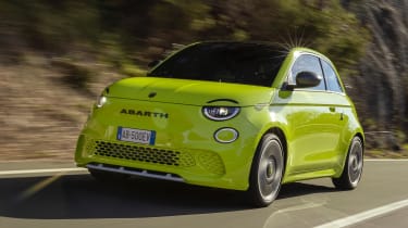 Abarth 500e – front tracking (green car)