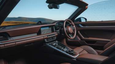 Porsche 911 Targa 4 GTS – interior