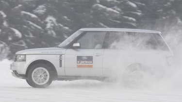 Video: Range Rover drifting on ice