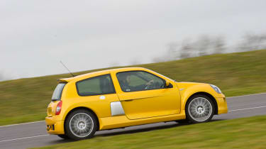 Renault Clio V6 v Renault Megane 250 Cup track battle video
