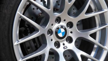 BMW 1M review alloy wheel