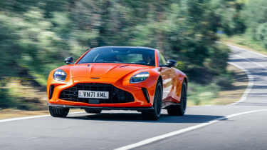 Aston Martin Vantage 2024 road
