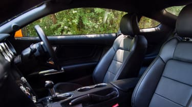 Ford Mustang 5.0 V8 GT - interior