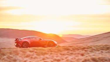 Aston Martin V12 Vantage MH – sun