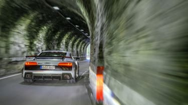 Audi R8 v Lamborghini Huracan – tunnel