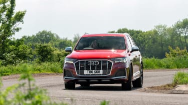 Audi SQ7 2022 – front cornering
