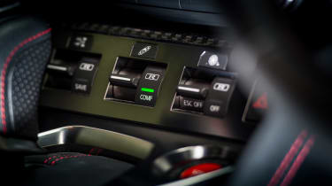 Nissan GT-R MY17 – controls