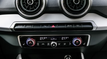 Audi Q2 - press dash