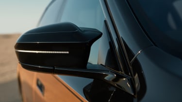BMW i7 M70 - door mirror