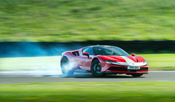Ferrari SF90 Assetto Fiorano – slide