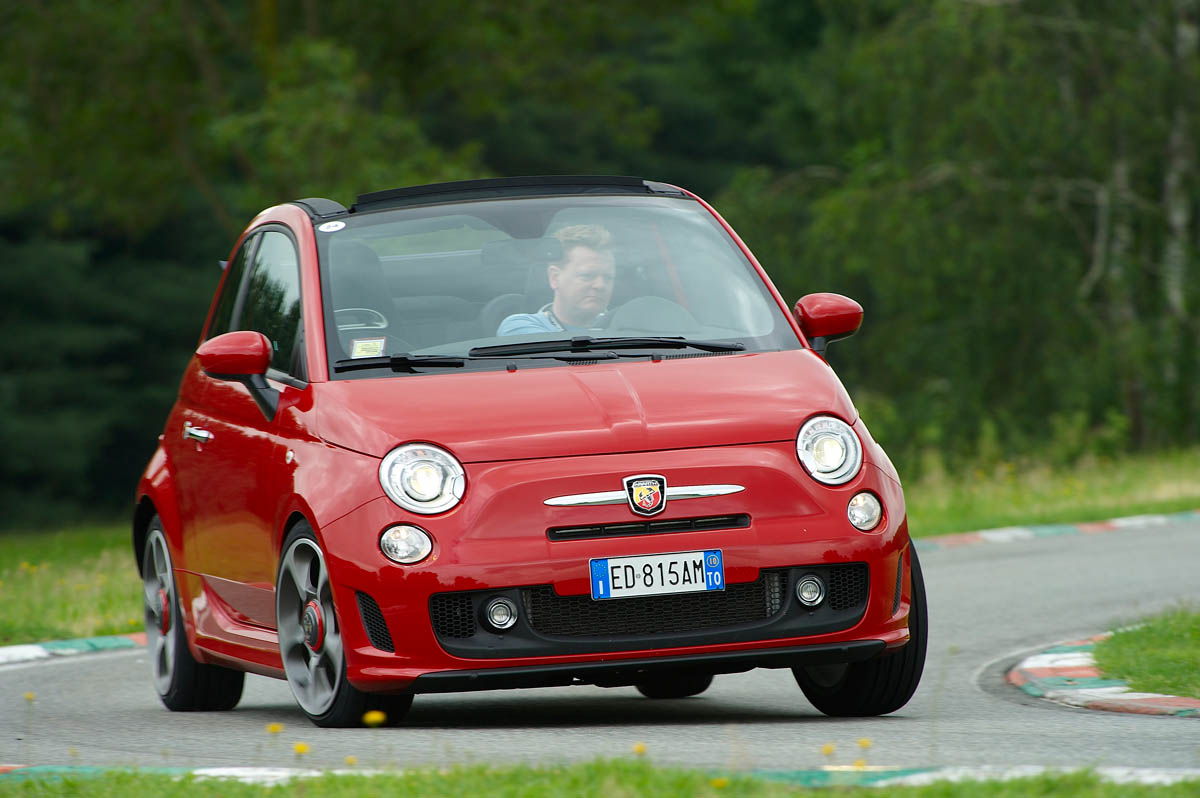 hoekpunt maak het plat Zeeslak Abarth 500C convertible review, price and specs | evo