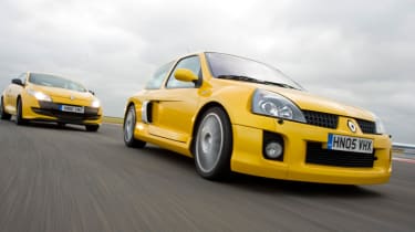 Renault Clio V6 v Renault Megane 250 Cup track battle video